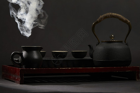 黑色陶瓷茶具正在冒烟图片