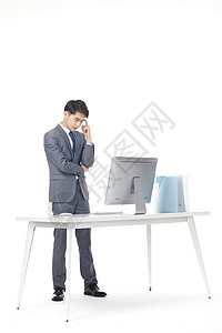 商务难题对着电脑苦恼的职场男性背景