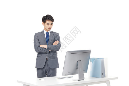 对着电脑苦恼的职场男性图片
