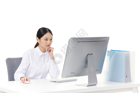 表情苦恼的职场商务形象对着电脑表情凝重的职场女性背景