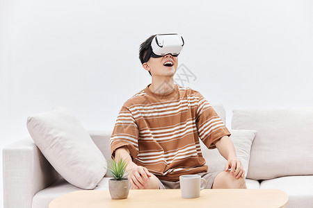 年轻男士带VR眼镜初体验高清图片