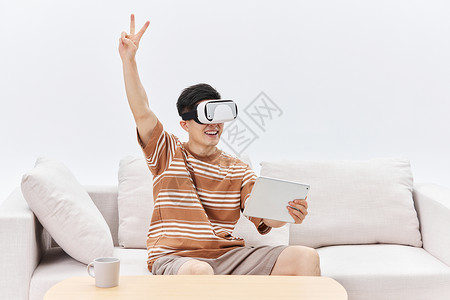 居家男性体验VR眼镜玩游戏图片