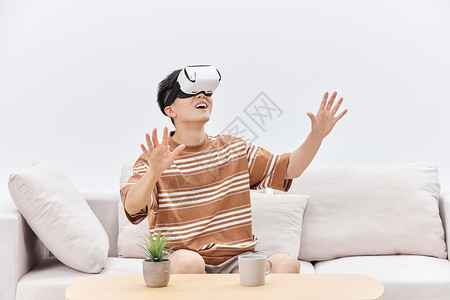 戴着眼罩男孩年轻男士体验VR眼镜背景