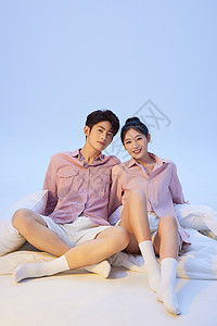 韩系甜蜜情侣坐姿形象背景图片