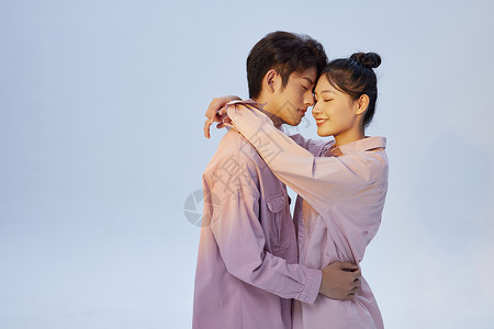 有爱天空韩系男女甜蜜拥抱背景