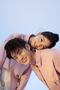 韩系甜蜜情侣靠头互动图片