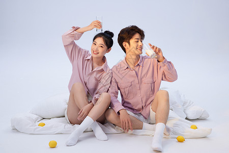 韩系甜蜜情侣喝牛奶形象高清图片