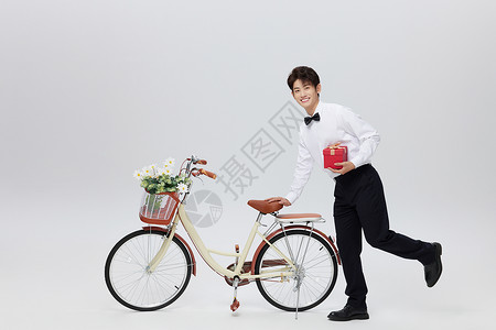 推着自行车拍婚纱的年轻新郎高清图片