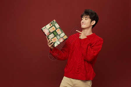 韩系男生手拿圣诞礼物盒图片