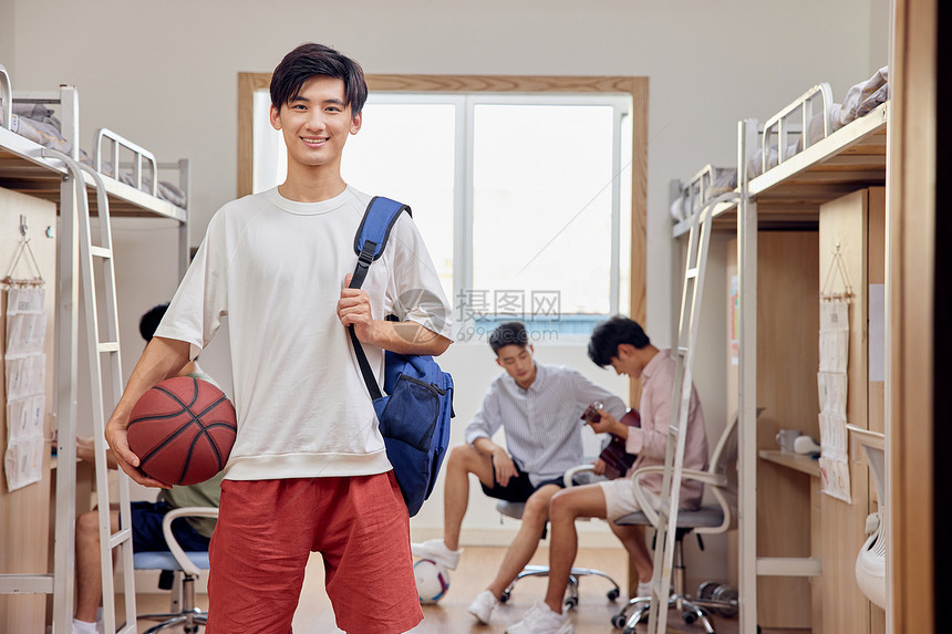 背着书包准备打篮球的大学生图片