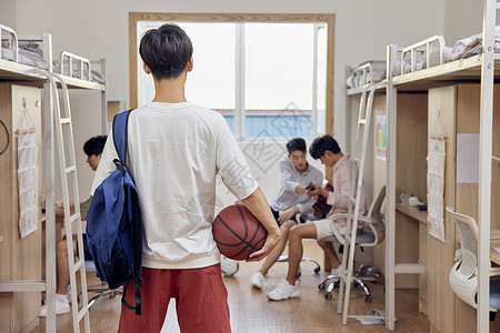 MBE风格篮球拿着篮球男大学生背影背景