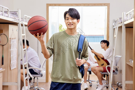 多彩篮球计分牌手拿篮球的男大学生形象背景