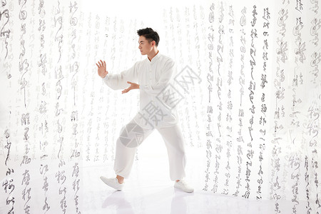 中国风男性打太极拳图片