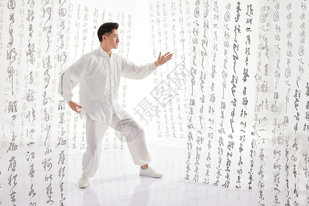 中国风男性打太极拳高清图片