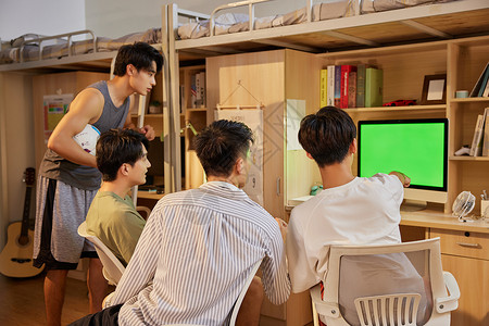 宿舍一起看球赛的男大学生背景图片