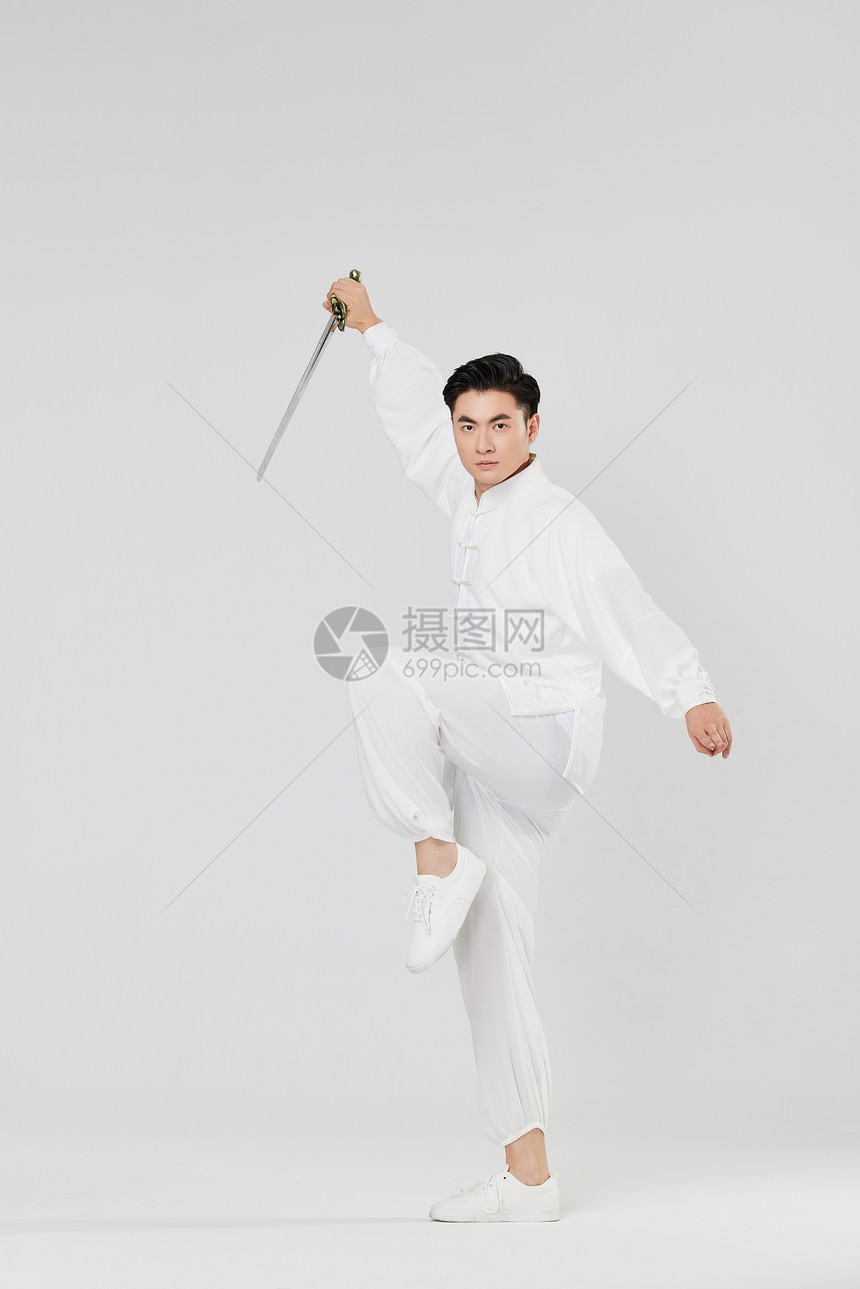 中国风男性舞剑功夫图片