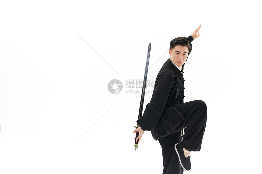 中国风男性舞剑耍剑动作图片