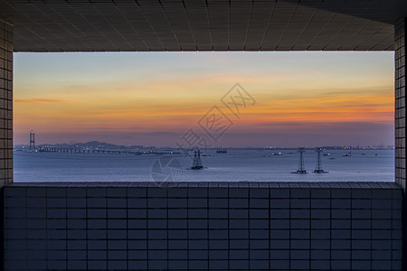 窗户视角夕阳中的西湾背景