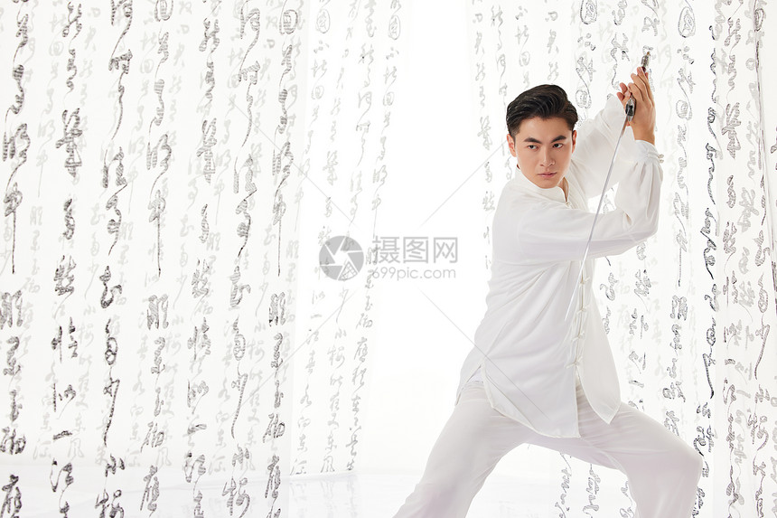舞剑的中国风男性图片