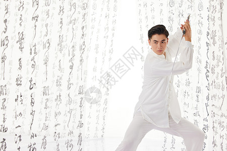 舞剑的中国风男性图片