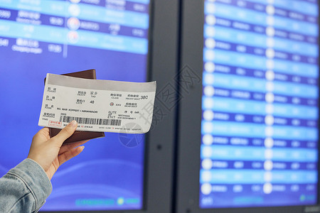 飞的人手拿护照和机票特写背景
