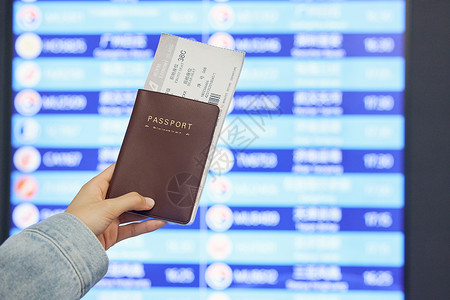 手拿护照和机票特写背景图片