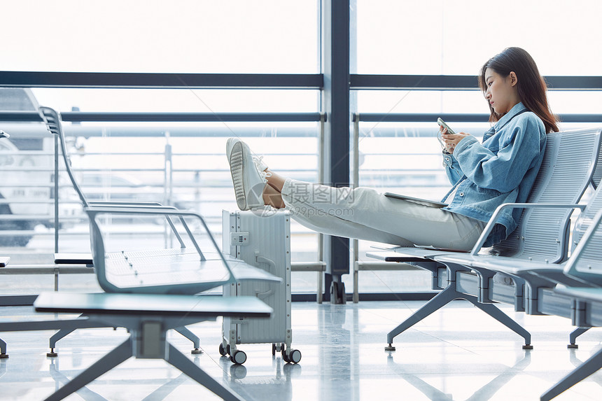 女性在机场候机厅休息图片