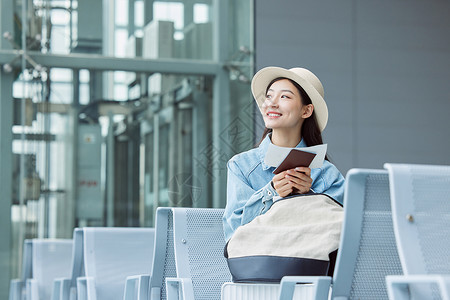 旅行的女性在机场候机厅等候高清图片