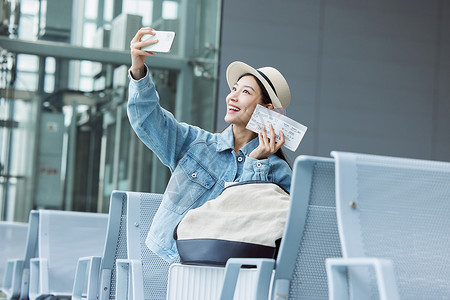 旅游出行的年轻女性手拿机票和护照图片