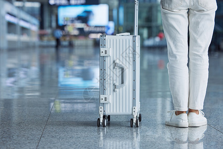 机场拉着行李箱的女性脚部特写图片