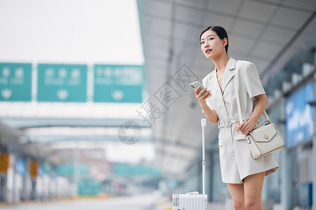 机场天气使用手机打车的商务女性出差背景