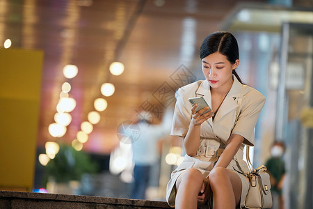 室外疲惫的商务女性图片