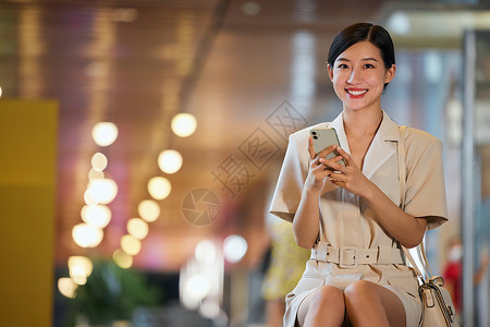 室外使用手机的商务女性图片