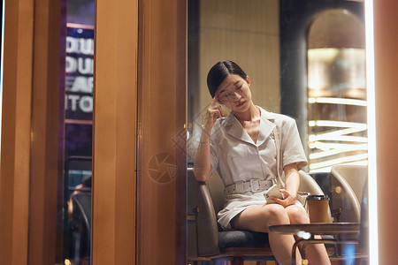 咖啡厅疲惫的商务女性背景图片