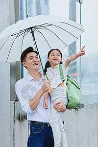 父亲抱着小女孩年轻爸爸抱着刚放学的小女孩背景