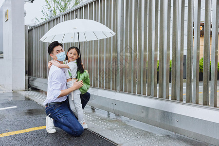 儿童雨伞疫情期间接女儿放学回家背景