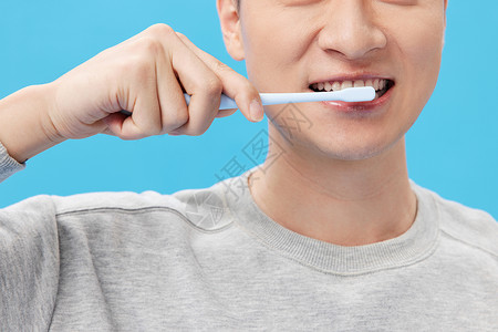 男性刷牙时牙齿特写背景图片