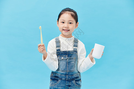 模型杯拿着牙刷洗漱刷牙的小女生背景