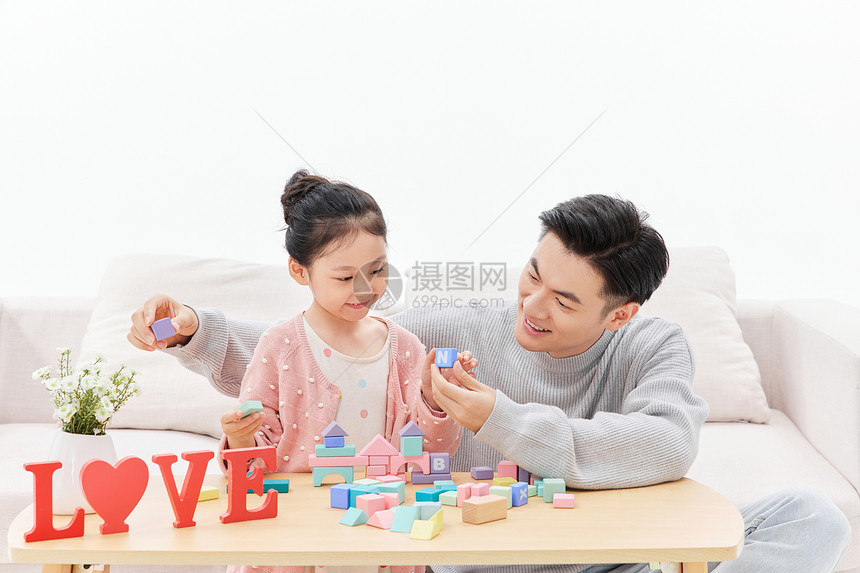 爸爸陪可爱女儿一起玩积木图片