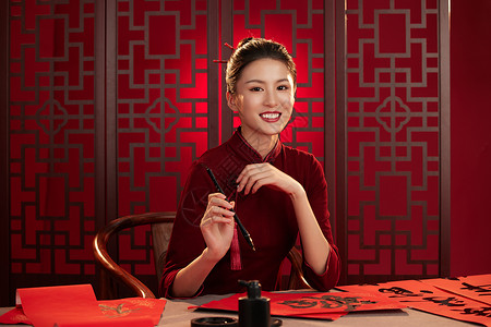 春节屏风旗袍美女拿着毛笔微笑背景
