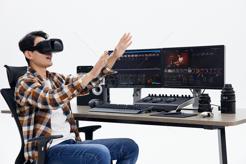 男性影视人员体验VR眼镜图片