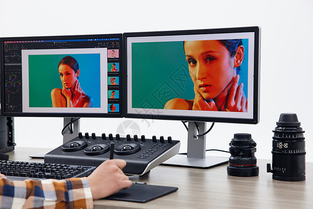 影视录像带修图师使用调色台调色特写背景