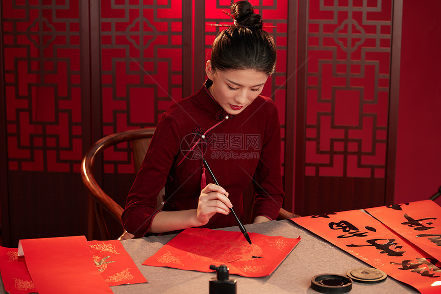 年轻女子坐着写福字图片