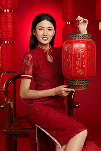 坐在中式木椅上的旗袍女性手提灯笼图片