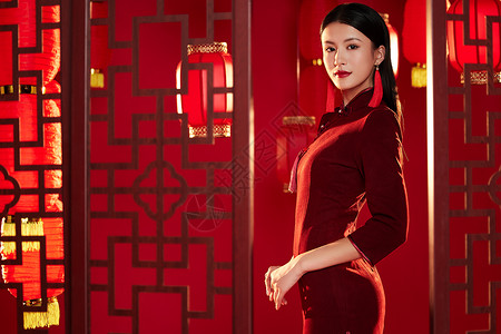 chinese窗内的穿旗袍的年轻女子背景