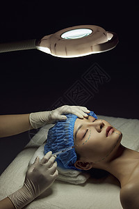在手术台上的医美女生图片