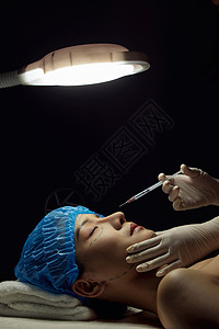 手术针在手术台上的医美女生背景