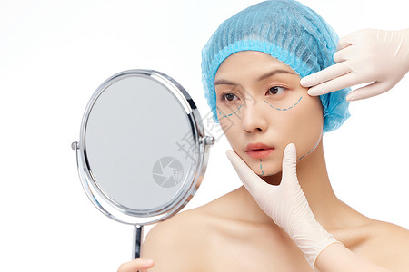 整容医院带手术帽照镜子的微整美女背景