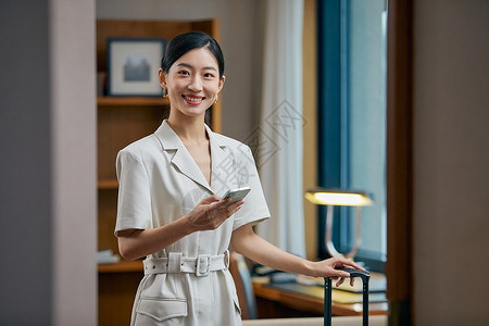 刚入住酒店的商务女白领高清图片