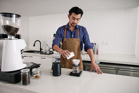 男性咖啡师过滤咖啡粉背景图片